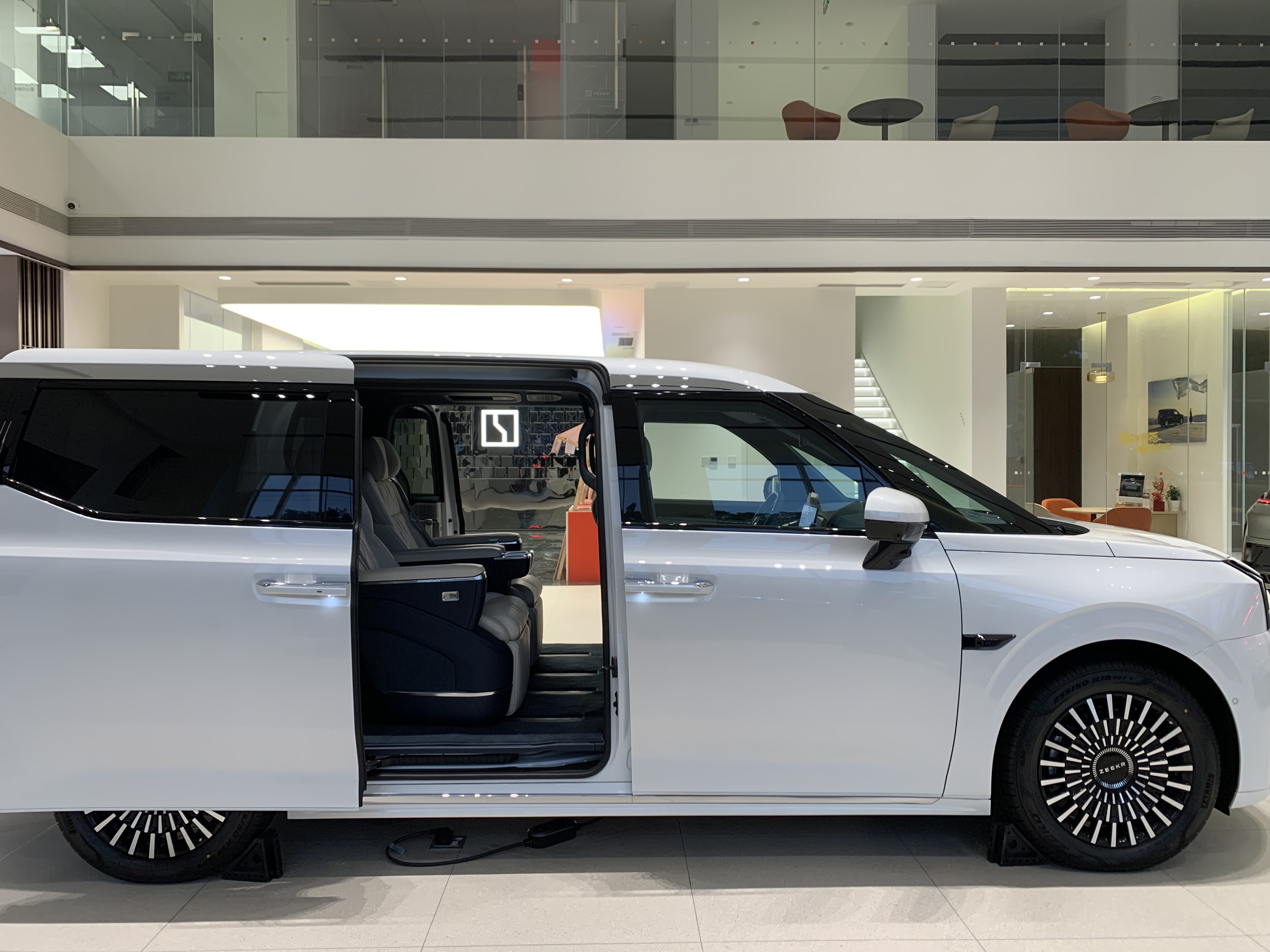 ZEEKR 009